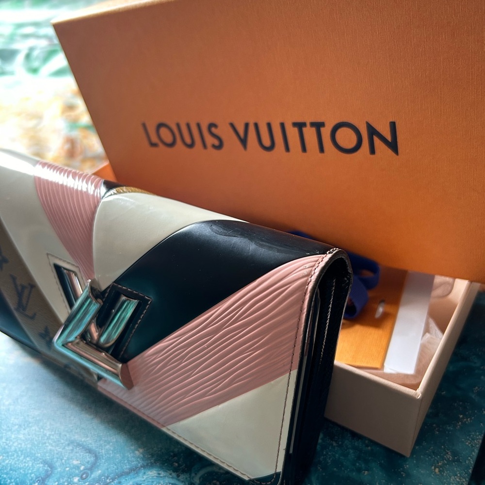 Limited Edition LV Twist Excellent Condition - Picture 4 of 9